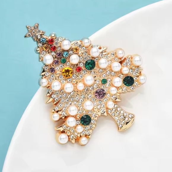 Anthropologie Jewelry - 🎄 Vintage Christmas Tree Brooch – Elegant Crystal & Pearl Pin